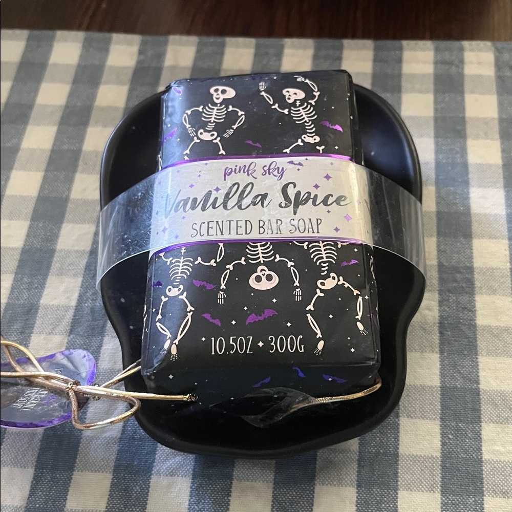 Vanilla Spice Scented Bar Soap w skull soap dish brand new - Picture 2 of 3